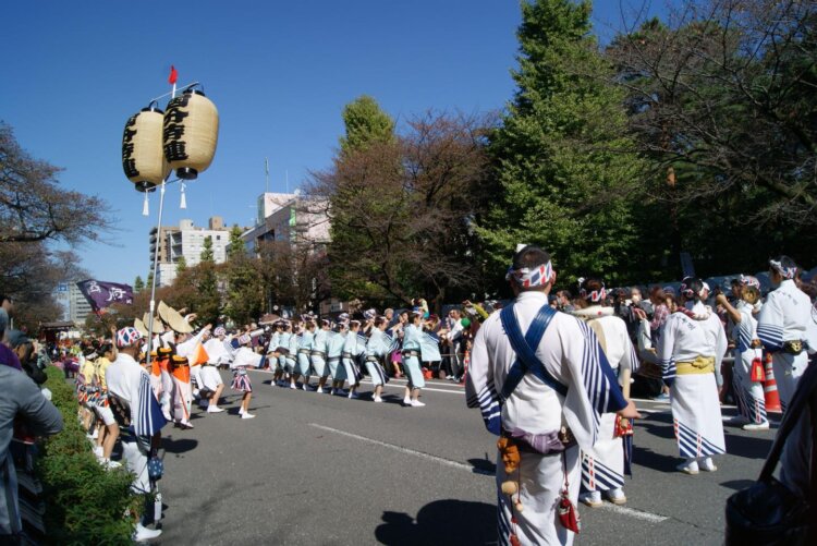 阿波踊りやよさこいなどの催しも行われ、イベントを盛り上げる。