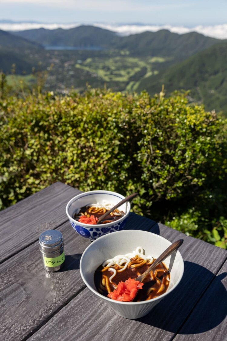 眼下に広がる仙石原とともに。奥が通常のまさカリーうどん1200円。手前はうどんの下にご飯が隠れた金太郎まさカリーうどん1400円。