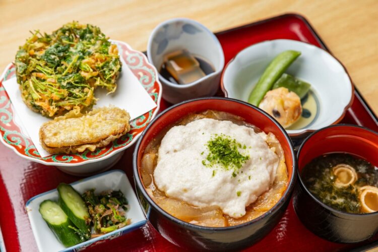 鯛とろろ御膳2300円。天ぷらは藻塩で味わう。少食派には天ぷらなしで2000円というチョイスもあり。そば各種も好評だ。