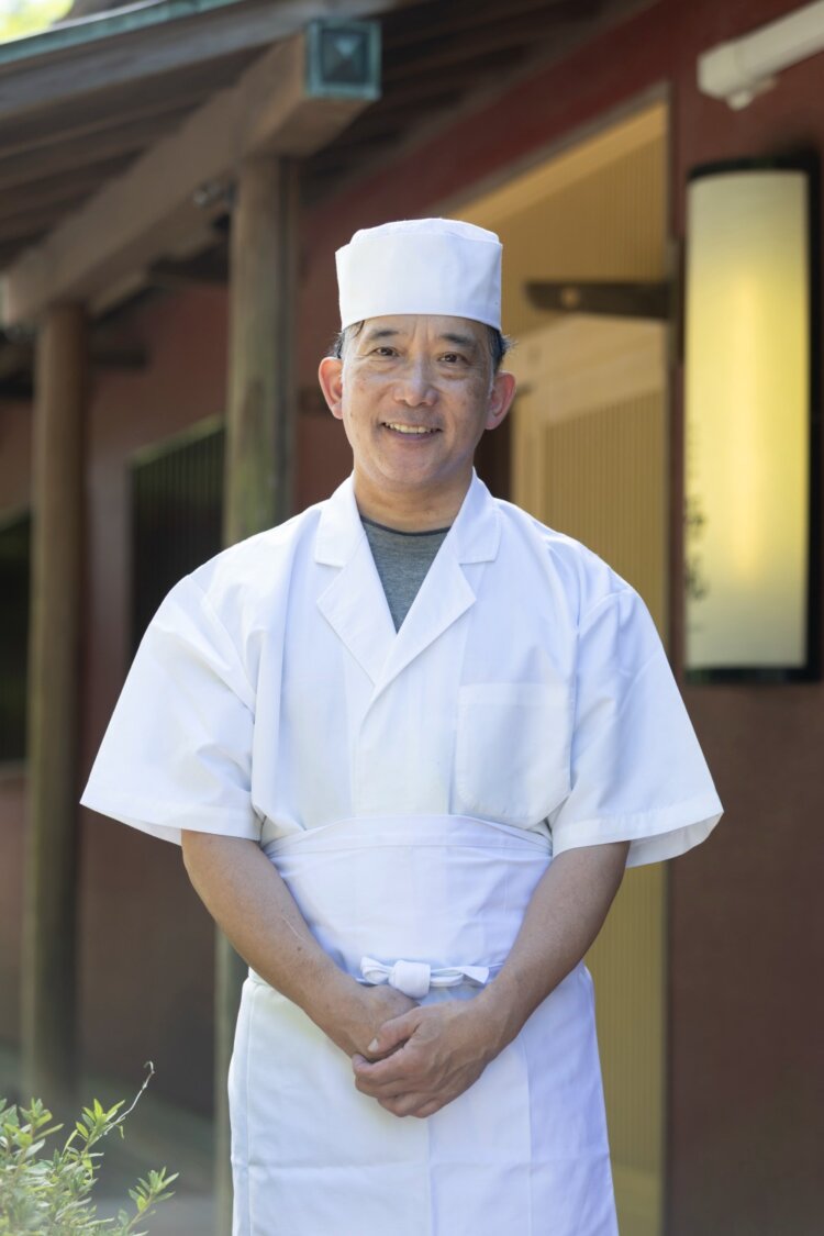 「すすき草原に近い静かな店でおいしい料理をどうぞ」。