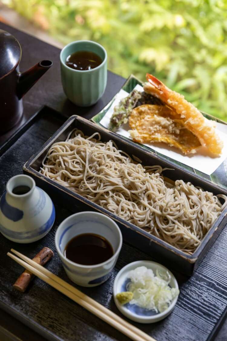 天せいろそば2200円。エビやキス、カボチャなど野菜の天ぷらもおいしい。