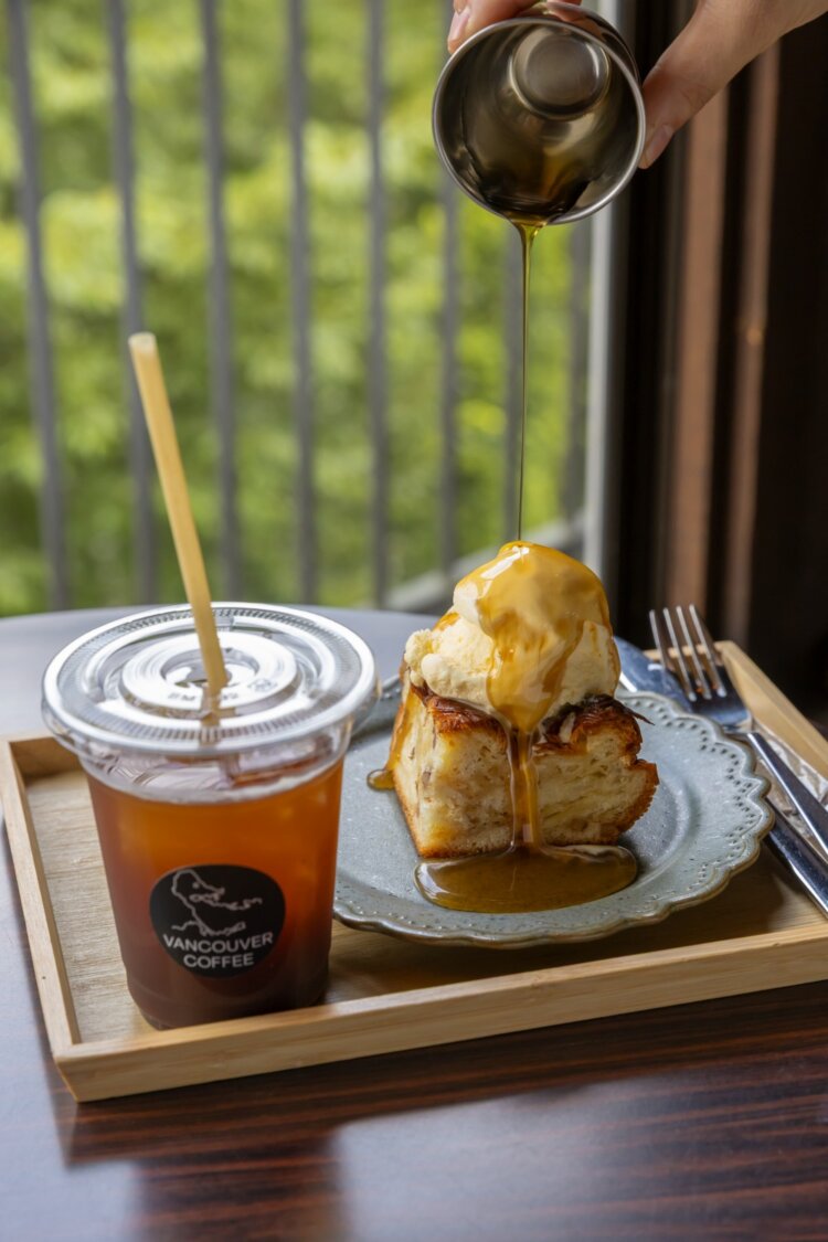 アイスアメリカーノ700円。人気スイーツのプノス950円は、バニラアイスがのったデニッシュにメープルシロップをかけて味わう。