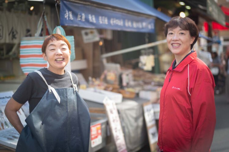 『昭和食品』のしゃけこさんと。「築地について多くを学ばせていただいた恩人の一人」だという。