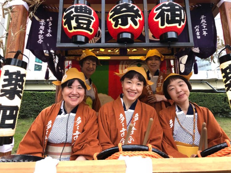 築地のお囃子の仲間たちと。地域の文化を受け継ぐことも、山﨑さんにとって大切な活動の一つ。