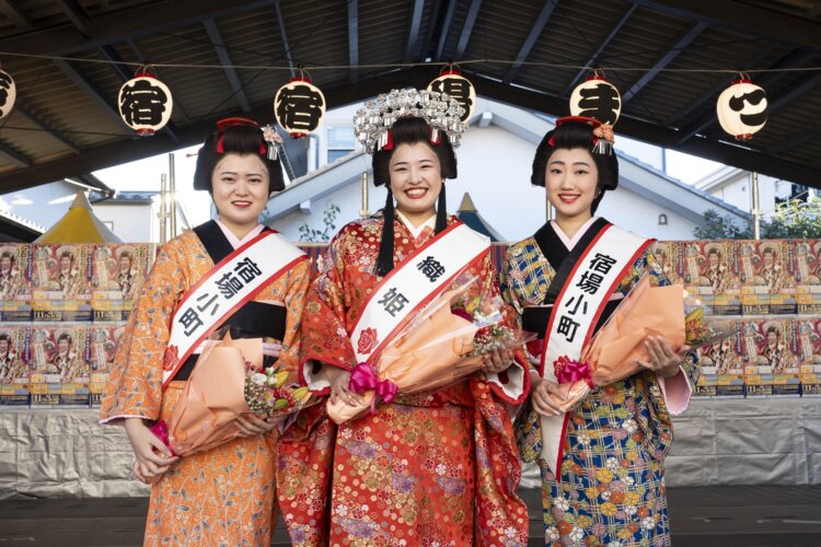 パレードには華やかな装いの織姫役と宿場小町役が登場し、観客に手を振って応える。