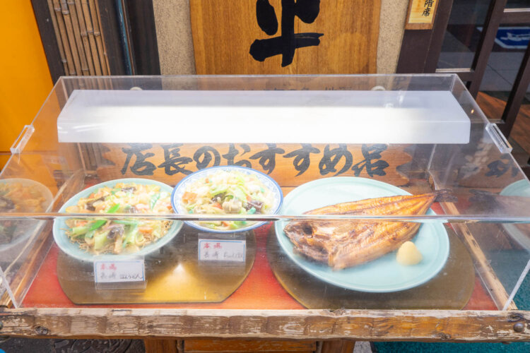 店頭のショーケースに「おすすめ」と堂々と掲げられた長崎ちゃんぽんと長崎皿うどん。