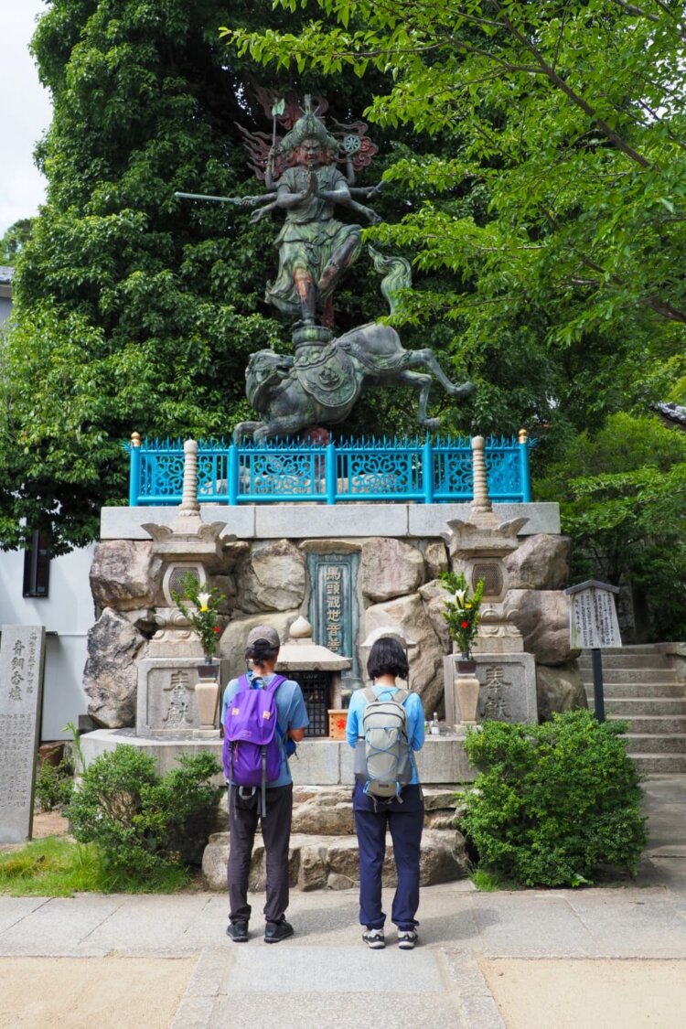 妙光院に立つ馬頭観音は迫力満点だ。