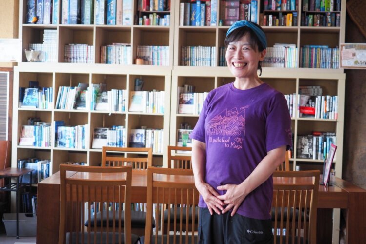 『CAFE702＆バーベキューテラス』副店主の中村直子さん。「炭の火起こしは スタッフにおまかせ！」。