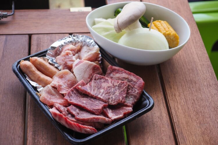 黒毛和牛が加わる食材セット2500円も人気。好みの食材の持ち込みもできる。