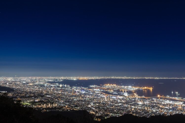 掬星台は夜に訪れるのもいい。“1000万ドルの夜景”とも呼ばれる、ダイナミックな光の海が広がる（写真＝（C）KOBE TOURISM BUREAU）。