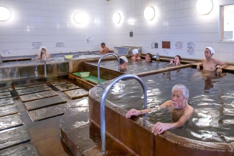 手前の湯船は思いのほか深いので、一瞬驚くかも。奥の湯船が源泉風呂。