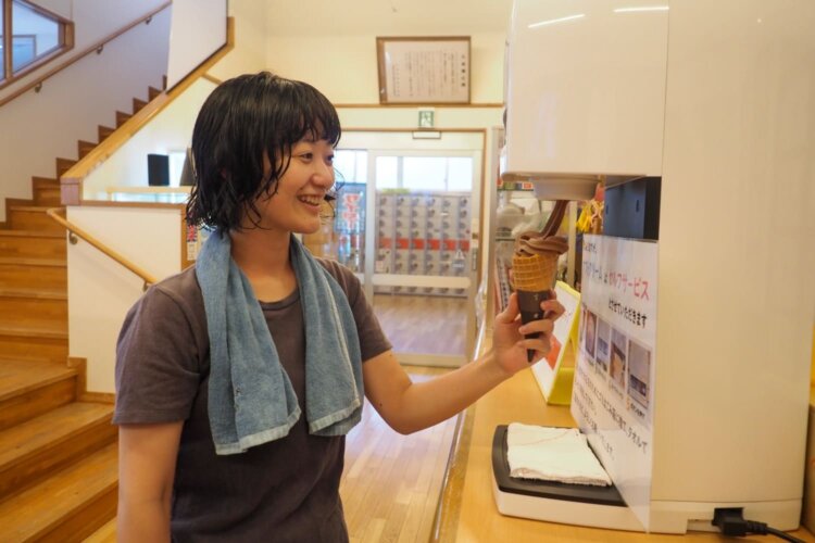 ソフトクリーム400円は抹茶、チョコなど4種の味から選べる。