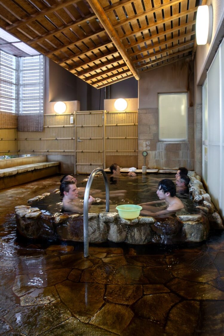 冬は加温、夏は源泉そのままぬるめの露天風呂もある。