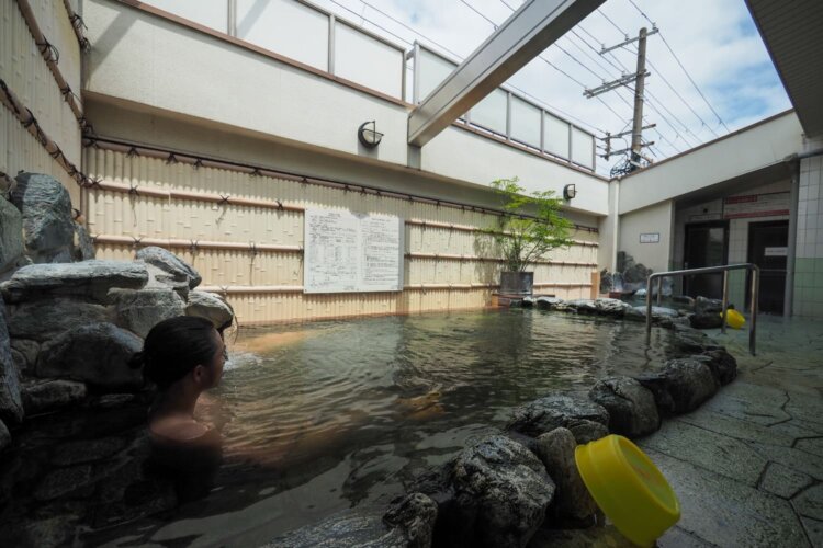 明るい内湯の益荒男（ますらお）の湯には、ソルティサウナ別途300円が併設された屋上露天風呂がある。