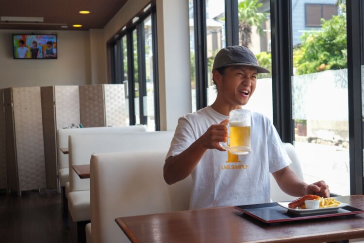 食堂のイチオシは4種類からひと皿選ぶ料理が付く、ビールセット620円。くぅ～、うまい！