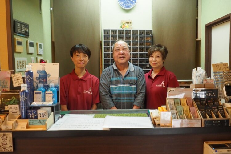 2代目の片岡哲夫さん（写真中央）と3代目の聡明さんを中心に営む。「毎日通える温泉を目指しています！」。