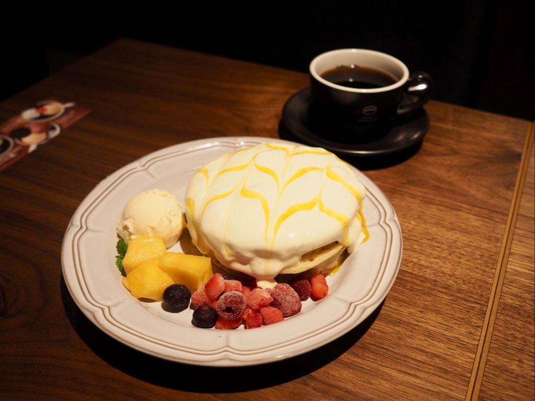 【珈琲館】初夏にぴったり！トロピカルなアップルマンゴー&レアチーズクリームのホットケーキが登場